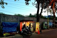 PKL sisi selatan Jalan Jokotole Pamekasan saat melayani pembeli. (MOH. IQBALUL KHAVEI MZ / KLIKMADURA)