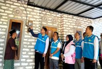 General Manager UIT JBM, Handy Wihartady didampingi Manager PLN UP3 Madura Fahmi Fahrezi saat menyerahkan bantuan listrik gratis kepada warga Desa Klampar, Kecamatan Proppo, Pamekasan. 