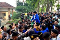 Ketua PC PMII Pamekasan Homaidi saat orasi di tengah ratusan peserta aksi yang berada di depan Kantor Perhutani KPH Madura. (MOH. IQBALUL KHAVEI MZ / KLIKMADURA)