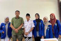Pengurus Kopri Sampang foto bersama Kanit Perlindungan Perempuan dan Anak (PPA) Satreskrim Polres Sampang, Ipda Sujianto. 
