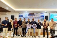 Plt Pimpinan Cabang BRI Pamekasan, Arry Dwi Handoko bersama pemenang undangan dan tamu undangan foto bersama usai undian simpedes. (MOH. IQBALUL KHAVEI MZ / KLIKMADURA)