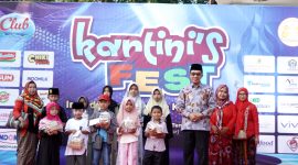 Bupati Pamekasan KH. Kholilurrahman foto bersama anak yatim pada kegiatan Kartini's Fest yang digelar Elysia Flamboyan. (YUSRIL RAHMAN SYAKUR / KLIKMADURA)
