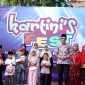 Bupati Pamekasan KH. Kholilurrahman foto bersama anak yatim pada kegiatan Kartini's Fest yang digelar Elysia Flamboyan. (YUSRIL RAHMAN SYAKUR / KLIKMADURA)