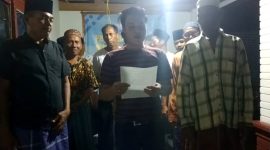 Pengurus Forum Komunikasi Putra-Putri Nelayan (FKPPN) Pamekasan saat membacakan pernyataan sikap terkait penolakan upaya mediasi kasus pengrusakan mangrove. (FKPPN PAMEKASAN FOR KLIKMADURA)