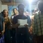 Pengurus Forum Komunikasi Putra-Putri Nelayan (FKPPN) Pamekasan saat membacakan pernyataan sikap terkait penolakan upaya mediasi kasus pengrusakan mangrove. (FKPPN PAMEKASAN FOR KLIKMADURA)
