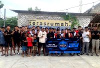Peserta turnamen Free Fire foto bersama usai pertandingan di Kafe Teras Rumah Pamekasan. 