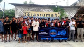 Peserta turnamen Free Fire foto bersama usai pertandingan di Kafe Teras Rumah Pamekasan. 