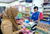 Tim Disperindag Pamekasan saat melakukan sidak di salah satu toko modern. (MOH. IQBALUL KHAVEI MZ / KLIKMADURA)