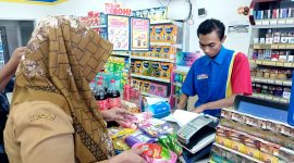 Tim Disperindag Pamekasan saat melakukan sidak di salah satu toko modern. (MOH. IQBALUL KHAVEI MZ / KLIKMADURA)