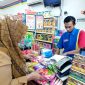 Tim Disperindag Pamekasan saat melakukan sidak di salah satu toko modern. (MOH. IQBALUL KHAVEI MZ / KLIKMADURA)