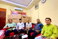 Pengurus PC GP Ansor Pamekasan didampingi kuasa hukum saat melapor dugaan ujaran kebencian ke Mapolres Pamekasan. (MOH. IQBALUL KHAVEI MZ / KLIKMADURA)