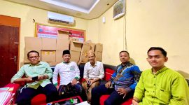 Pengurus PC GP Ansor Pamekasan didampingi kuasa hukum saat melapor dugaan ujaran kebencian ke Mapolres Pamekasan. (MOH. IQBALUL KHAVEI MZ / KLIKMADURA)