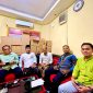 Pengurus PC GP Ansor Pamekasan didampingi kuasa hukum saat melapor dugaan ujaran kebencian ke Mapolres Pamekasan. (MOH. IQBALUL KHAVEI MZ / KLIKMADURA)