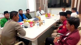 Sejumlah pengurus Aliansi BEM Sampang saat audiensi dengan Kapolres Sampang AKBP Hartono. (ISTIMEWA)