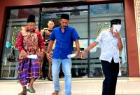 Lima orang tersangka kasus pemalsuan dokumen Pilkades PAW Desa Gugul, Kecamatan Tlanakan digelandang dari Kejari Pamekasan menuju Lapas Pamekasan dengan tangan diborgol. (MOH. IQBALUL KHAVEI MZ / KLIKMADURA)