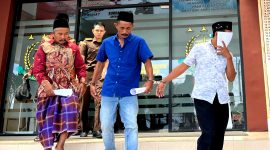 Lima orang tersangka kasus pemalsuan dokumen Pilkades PAW Desa Gugul, Kecamatan Tlanakan digelandang dari Kejari Pamekasan menuju Lapas Pamekasan dengan tangan diborgol. (MOH. IQBALUL KHAVEI MZ / KLIKMADURA)