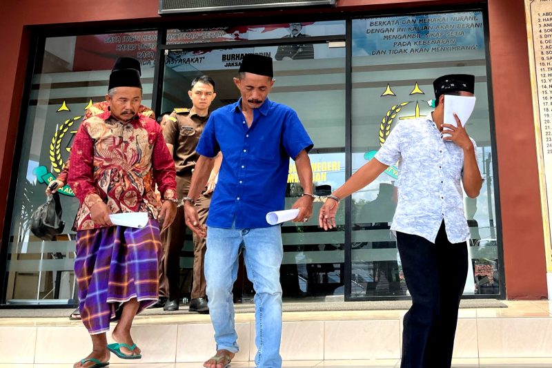 Lima orang tersangka kasus pemalsuan dokumen Pilkades PAW Desa Gugul, Kecamatan Tlanakan digelandang dari Kejari Pamekasan menuju Lapas Pamekasan dengan tangan diborgol. (MOH. IQBALUL KHAVEI MZ / KLIKMADURA)