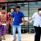 Lima orang tersangka kasus pemalsuan dokumen Pilkades PAW Desa Gugul, Kecamatan Tlanakan digelandang dari Kejari Pamekasan menuju Lapas Pamekasan dengan tangan diborgol. (MOH. IQBALUL KHAVEI MZ / KLIKMADURA)