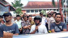 Ketua Dewan Pembina Asosiasi Pedagang Kaki Lima (APKLI) Pamekasan, Nur Faisal saat berorasi. (KLIKMADURA)