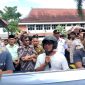 Ketua Dewan Pembina Asosiasi Pedagang Kaki Lima (APKLI) Pamekasan, Nur Faisal saat berorasi. (KLIKMADURA)