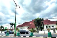 Pengendara lalu lalang di depan RSUD dr. H. Slamet Martodirdjo (Smart) Pamekasan. (KLIKMADURA)