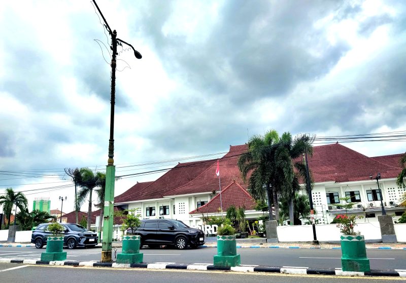Pengendara lalu lalang di depan RSUD dr. H. Slamet Martodirdjo (Smart) Pamekasan. (KLIKMADURA)