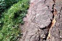 Kondisi jalan poros Desa Lepelle, Kecamatan Robatal retak parah akibat longsor. (DOK. KLIKMADURA)