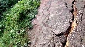 Kondisi jalan poros Desa Lepelle, Kecamatan Robatal retak parah akibat longsor. (DOK. KLIKMADURA)
