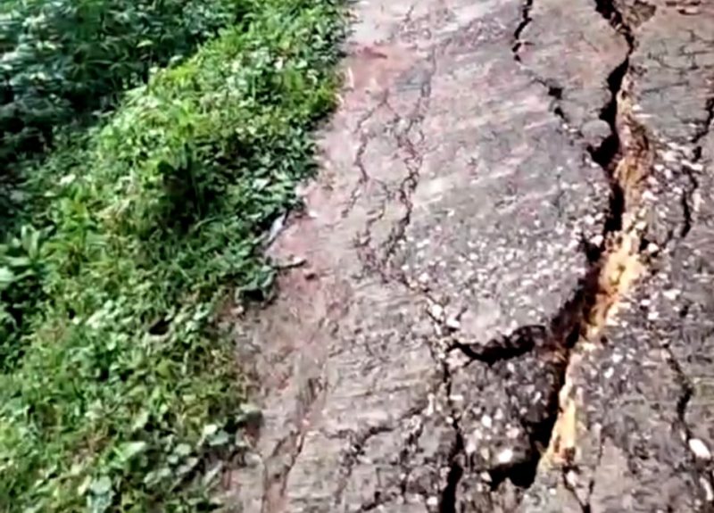 Kondisi jalan poros Desa Lepelle, Kecamatan Robatal retak parah akibat longsor. (DOK. KLIKMADURA)