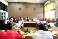Ketua Komisi IV DPRD Pamekasan Halili Yasin memimpin audiensi terkait layanan cuci darah shift 4 bersama RSUD Smart, BPJS Kesehatan Cabang Pamekasan dan aktivis FORMAASI. (MOH. IQBALUL KHAVEI MZ / KLIKMADURA)