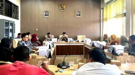 Ketua Komisi IV DPRD Pamekasan Halili Yasin memimpin audiensi terkait layanan cuci darah shift 4 bersama RSUD Smart, BPJS Kesehatan Cabang Pamekasan dan aktivis FORMAASI. (MOH. IQBALUL KHAVEI MZ / KLIKMADURA)