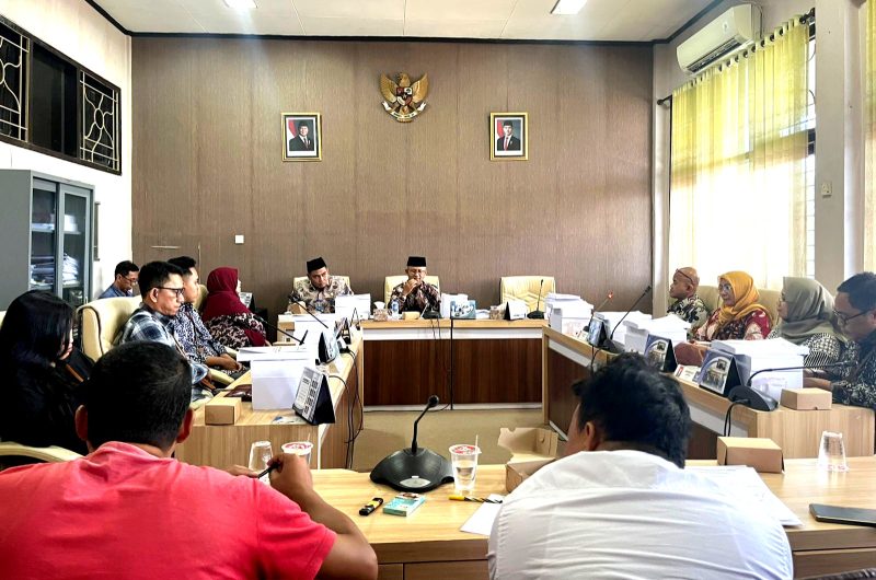 Ketua Komisi IV DPRD Pamekasan Halili Yasin memimpin audiensi terkait layanan cuci darah shift 4 bersama RSUD Smart, BPJS Kesehatan Cabang Pamekasan dan aktivis FORMAASI. (MOH. IQBALUL KHAVEI MZ / KLIKMADURA)