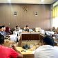 Ketua Komisi IV DPRD Pamekasan Halili Yasin memimpin audiensi terkait layanan cuci darah shift 4 bersama RSUD Smart, BPJS Kesehatan Cabang Pamekasan dan aktivis FORMAASI. (MOH. IQBALUL KHAVEI MZ / KLIKMADURA)