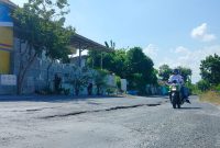RUSAK: Pengendara melintas di Jalan Raya Panglegur, Kecamatan Tlanakan, Pamekasan yang kondisinya rusak. (DOK. KLIKMADURA)