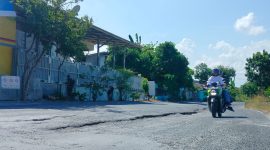 RUSAK: Pengendara melintas di Jalan Raya Panglegur, Kecamatan Tlanakan, Pamekasan yang kondisinya rusak. (DOK. KLIKMADURA)