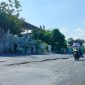 RUSAK: Pengendara melintas di Jalan Raya Panglegur, Kecamatan Tlanakan, Pamekasan yang kondisinya rusak. (DOK. KLIKMADURA)