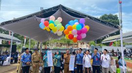 Wabup Pamekasan H. Sukriyanto didampingi Sekkab Masrukin, Kadinkes dr. Saifuddin dan beberapa tokoh masyarakat saat peluncuran posyandu SEJIWA.