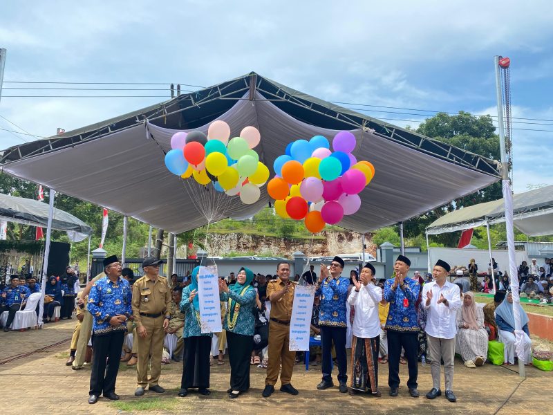 Wabup Pamekasan H. Sukriyanto didampingi Sekkab Masrukin, Kadinkes dr. Saifuddin dan beberapa tokoh masyarakat saat peluncuran posyandu SEJIWA.