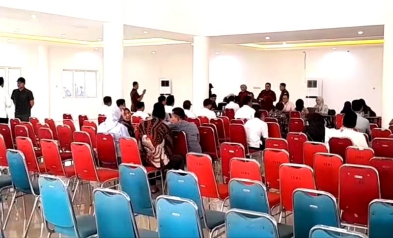 Suasana Gedung Islamic Center Sumenep saat pemeriksaan 50 kades dan 50 fasilitator program BSPS. (ISTIMEWA)