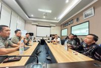 Wakil Ketua DPRD Pamekasan Moh. Khomarul Wahyudi (kanan) berdiskusi dengan Kepala BPJS Kesehatan Cabang Pamekasan Nuzuludin Hasan dan sejumlah pegawai terkait layanan hemodialisis di RSUD Smart Pamekasan. (MOH. IQBALUL KHAVEI MZ / KLIKMADURA)