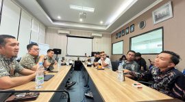 Wakil Ketua DPRD Pamekasan Moh. Khomarul Wahyudi (kanan) berdiskusi dengan Kepala BPJS Kesehatan Cabang Pamekasan Nuzuludin Hasan dan sejumlah pegawai terkait layanan hemodialisis di RSUD Smart Pamekasan. (MOH. IQBALUL KHAVEI MZ / KLIKMADURA)