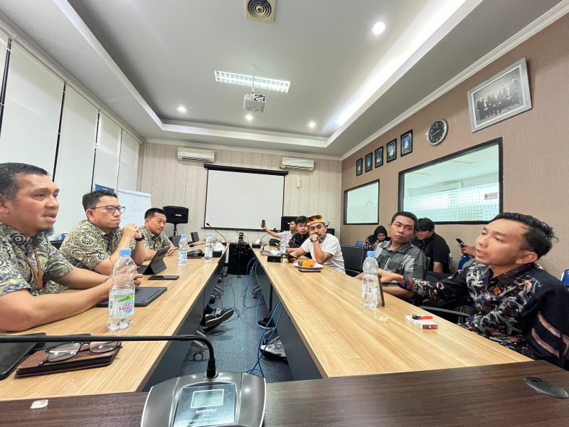 Wakil Ketua DPRD Pamekasan Moh. Khomarul Wahyudi (kanan) berdiskusi dengan Kepala BPJS Kesehatan Cabang Pamekasan Nuzuludin Hasan dan sejumlah pegawai terkait layanan hemodialisis di RSUD Smart Pamekasan. (MOH. IQBALUL KHAVEI MZ / KLIKMADURA)