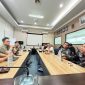Wakil Ketua DPRD Pamekasan Moh. Khomarul Wahyudi (kanan) berdiskusi dengan Kepala BPJS Kesehatan Cabang Pamekasan Nuzuludin Hasan dan sejumlah pegawai terkait layanan hemodialisis di RSUD Smart Pamekasan. (MOH. IQBALUL KHAVEI MZ / KLIKMADURA)