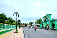 CERAH: Pengendara melintas di Depan Masjid Asy-Syuhada' Jalan Mesigit, Kelurahan Gladak Anyar, Kecamatan/Kabupaten Pamekasan. (LAILIYATUN NURIYAH / KLIKMADURA)