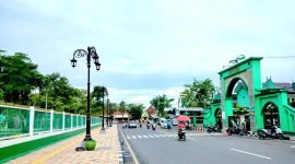 CERAH: Pengendara melintas di Depan Masjid Asy-Syuhada' Jalan Mesigit, Kelurahan Gladak Anyar, Kecamatan/Kabupaten Pamekasan. (LAILIYATUN NURIYAH / KLIKMADURA)