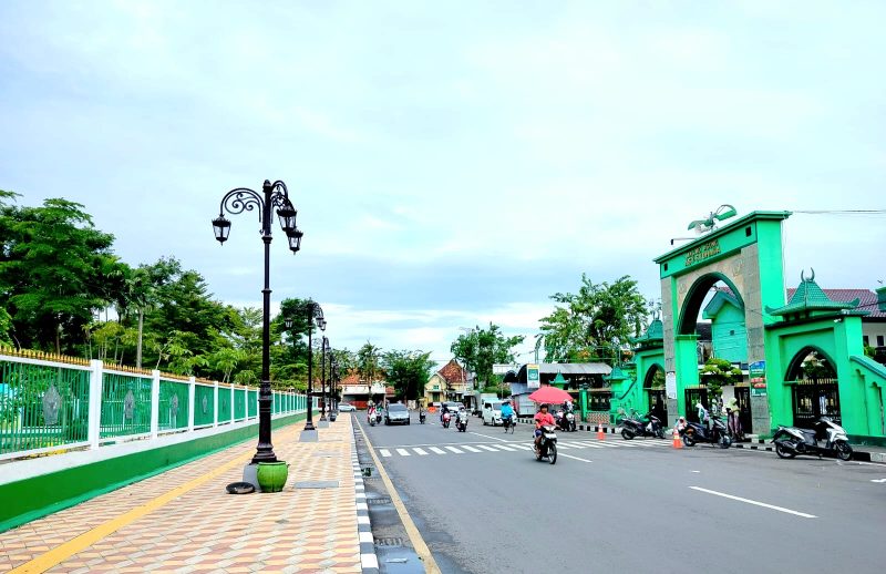 CERAH: Pengendara melintas di Depan Masjid Asy-Syuhada' Jalan Mesigit, Kelurahan Gladak Anyar, Kecamatan/Kabupaten Pamekasan. (LAILIYATUN NURIYAH / KLIKMADURA)