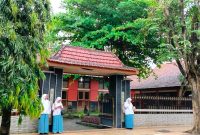 SANTAI: Sejumlah pelajar SMAN 1 Pamekasan bersantai di depan sekolah. (LAILIYATUN NURIYAH/KLIKMADURA)