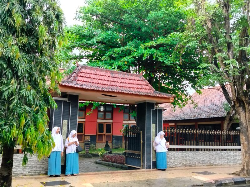 SANTAI: Sejumlah pelajar SMAN 1 Pamekasan bersantai di depan sekolah. (LAILIYATUN NURIYAH/KLIKMADURA)