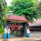 SANTAI: Sejumlah pelajar SMAN 1 Pamekasan bersantai di depan sekolah. (LAILIYATUN NURIYAH/KLIKMADURA)