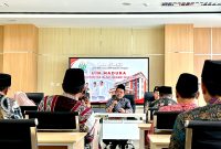 Rektor UIN Madura, Dr. H. Saiful Hadi, M.Pd., memberikan sambutan untuk kali pertama sejak kampus berubah status dari IAIN Madura menjadi UIN Madura.